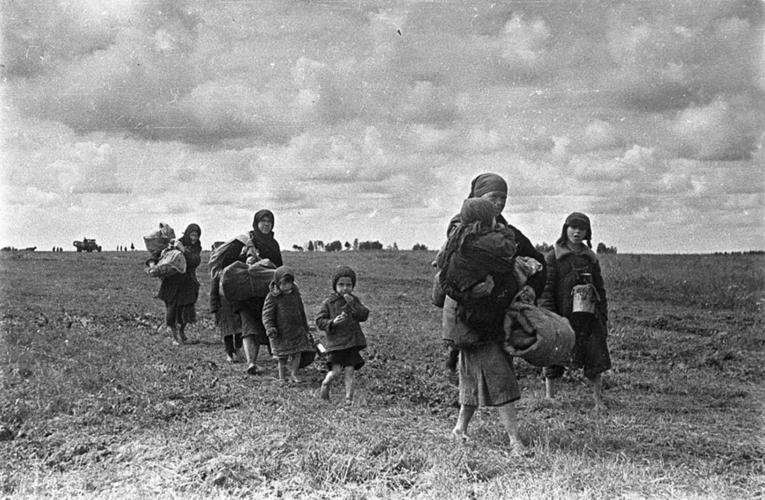 Как жили женщины в войну. Деревня в тылу 1941. Немцы и дети в деревне 1941-1945.