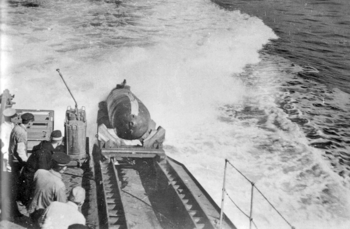 Японские подводные лодки-камикадзе. Японская торпеда кайтен. Японская подводная лодка камикадзе. Японские подводные лодки второй мировой войны камикадзе. Кайтен это