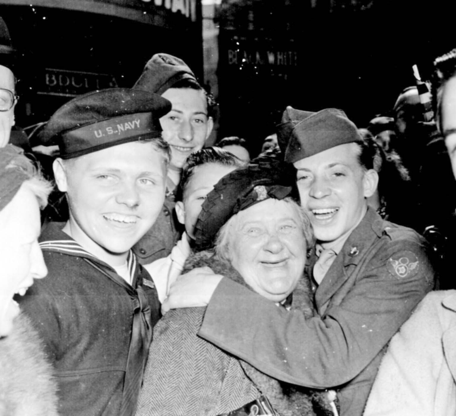 Понравилось на войне. Солдаты празднуют победу. Американский солдат 1945 года. Счастливые лица солдат. Солдаты радуются победе.