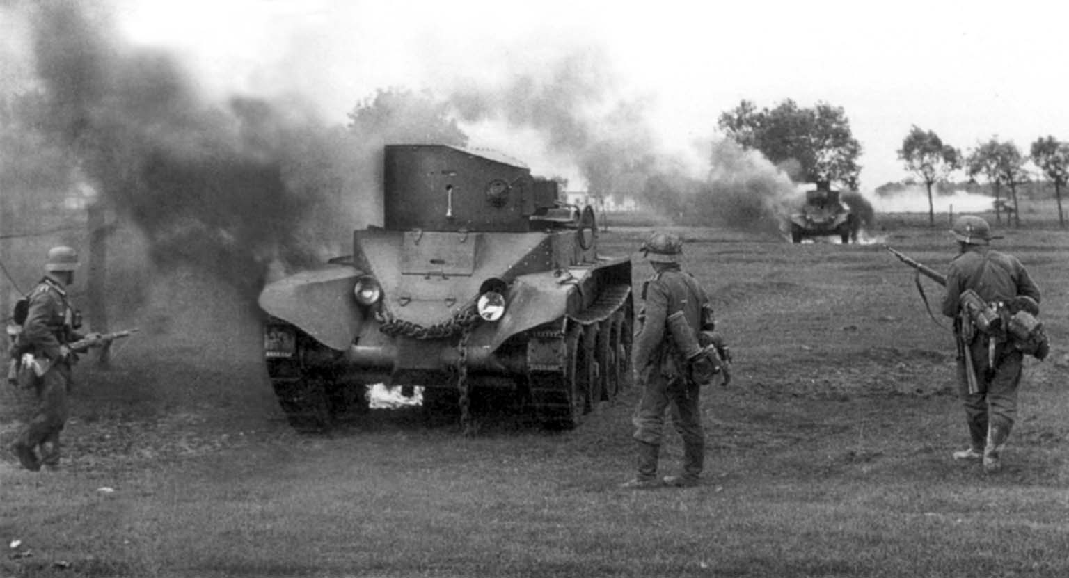Начало войны 1941 западный фронт. Солдаты вермахта 22 июня 1941. Лето 1941 года подбитый танк БТ. Подбитые танки БТ-2 лето 1941. Хроника наступления немцев 1941.