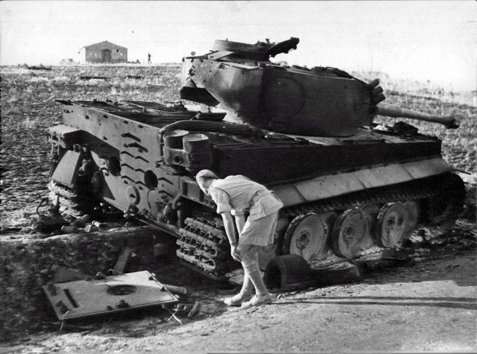 Потери немецких танков. Подбитый танк тигр. Подбитые немецкие танки тигр. Тигр и подбитый т-34.