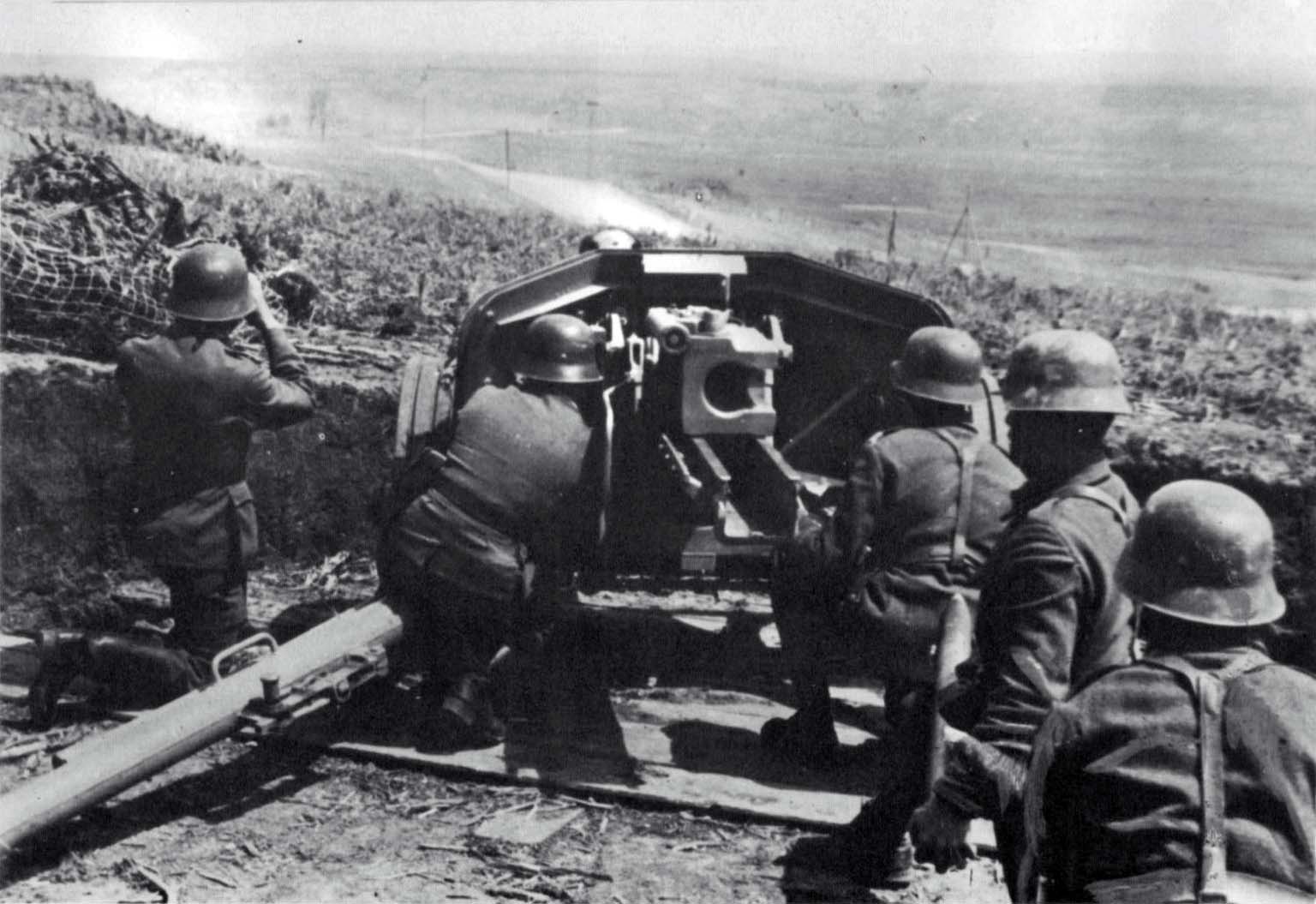 boom Verdienen Sterkte The German PaK 40 anti-tank gun during the battles on the Soviet-Romanian  border