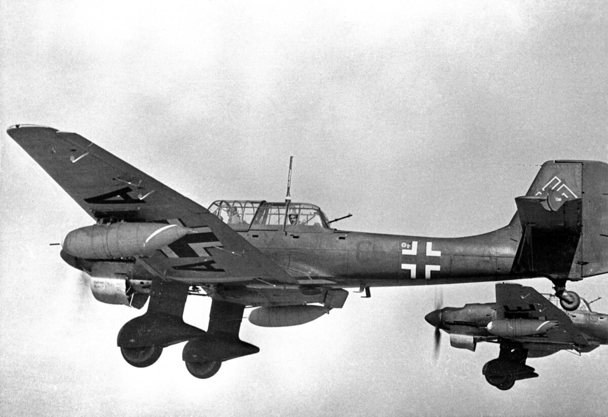 Самолеты времен второй мировой. Немецкий бомбардировщик Юнкерс 87. Junkers ju 87 самолёты Германии. Stuka ju 87r. Юнкерс 87 во второй мировой.