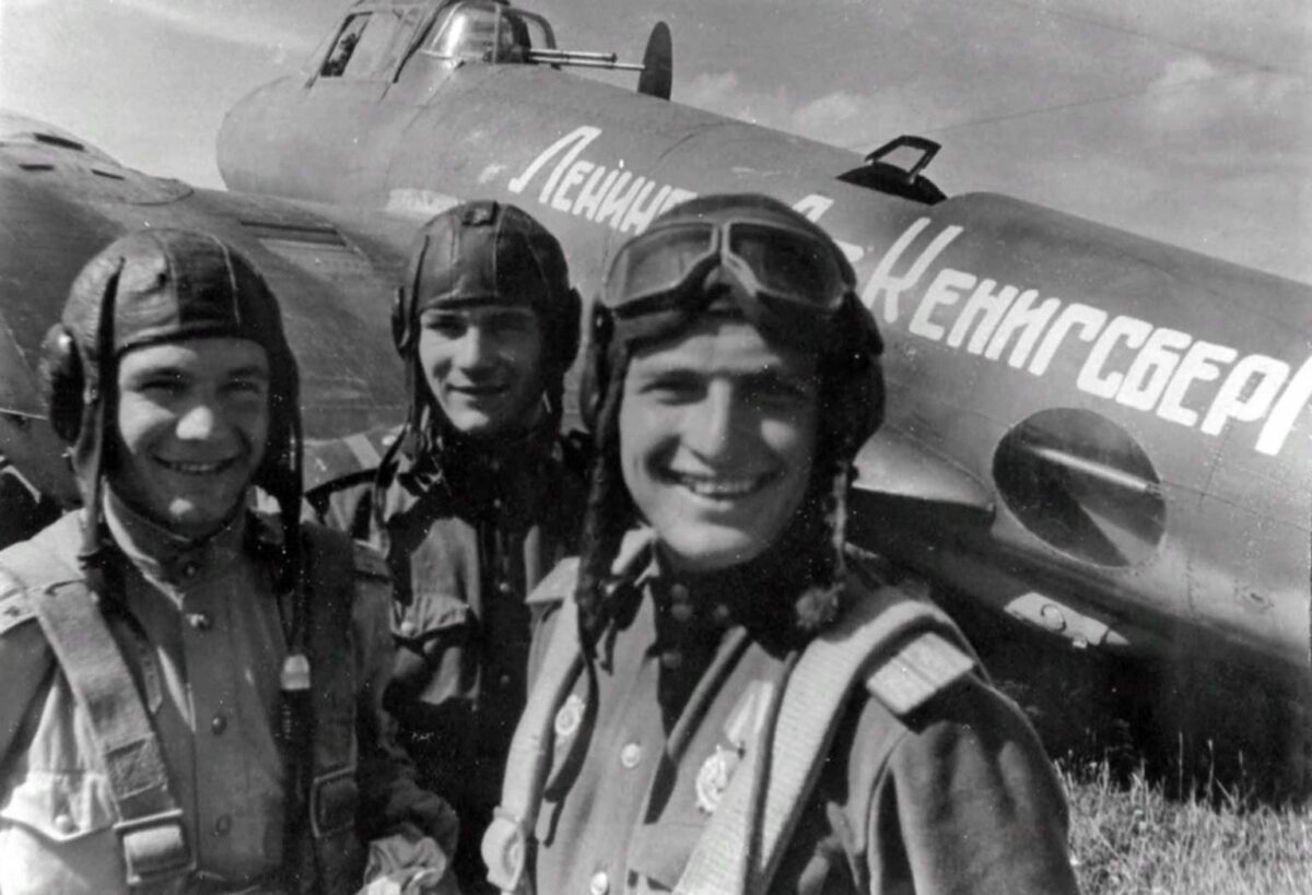 Crew of the bomber Pe-2