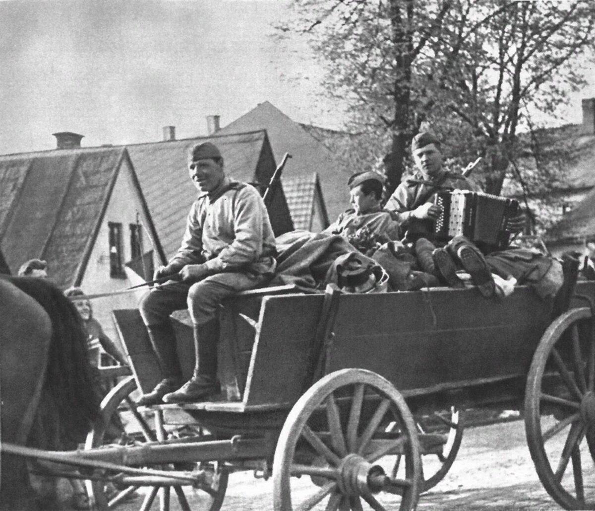 horse carriage with infantry
