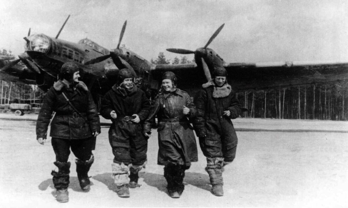 Crew members Pe-8 bomber