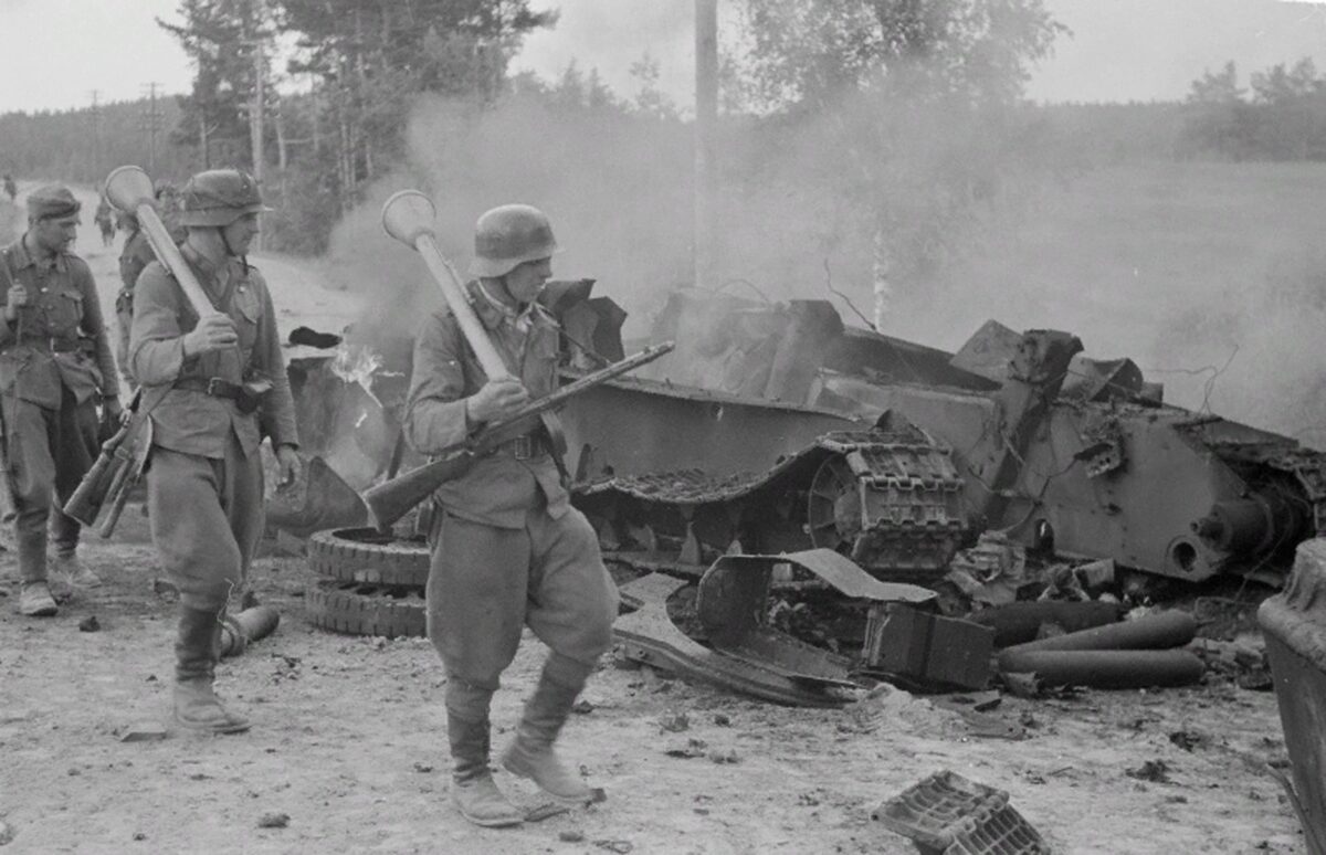 Finnish soldiers, T-34