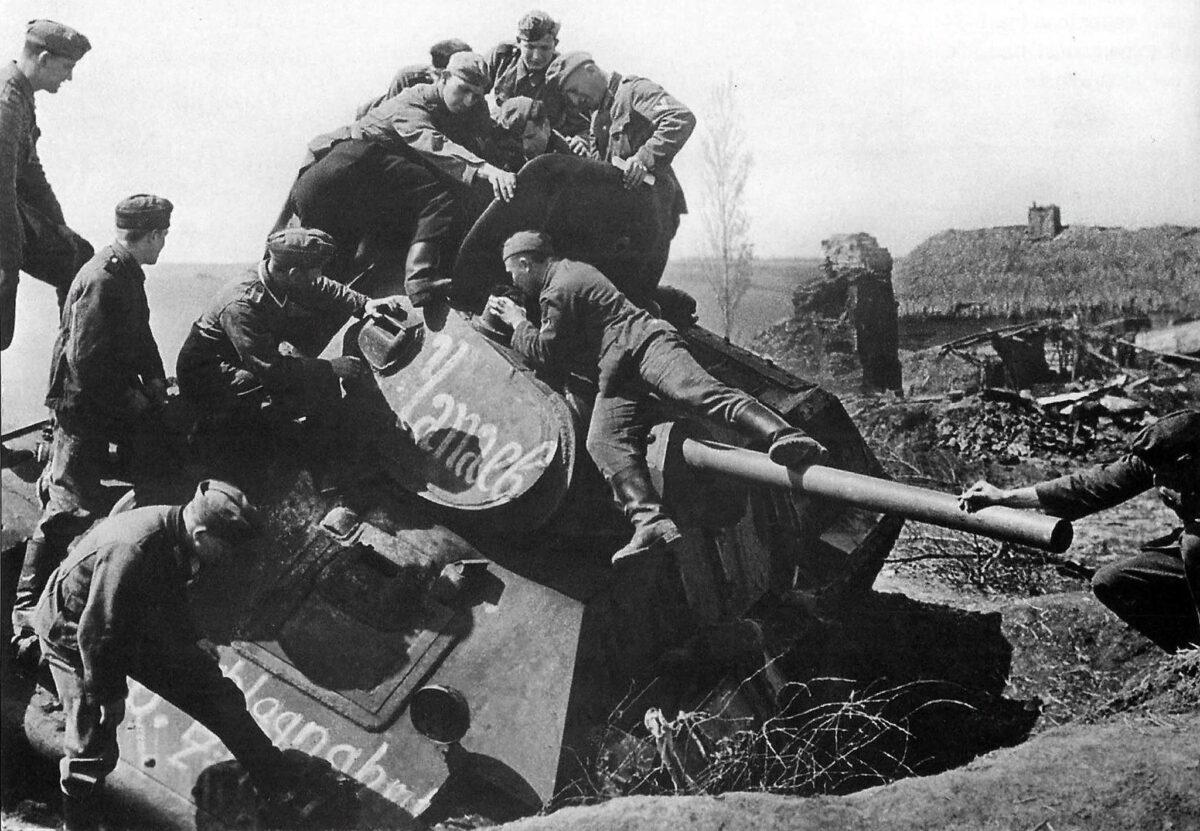 Второй день войны 1941. Харьковская катастрофа 1942 года. Немецкие солдаты осматривают подбитый т-34. Харьковская операция 1942.