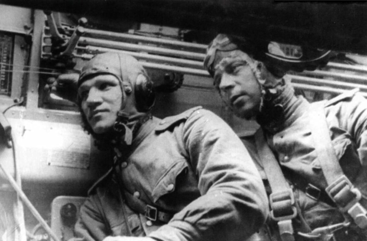 crew of the Pe-8 bomber