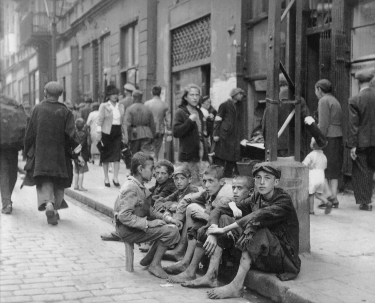 Jewish teenagers in the Warsaw ghetto