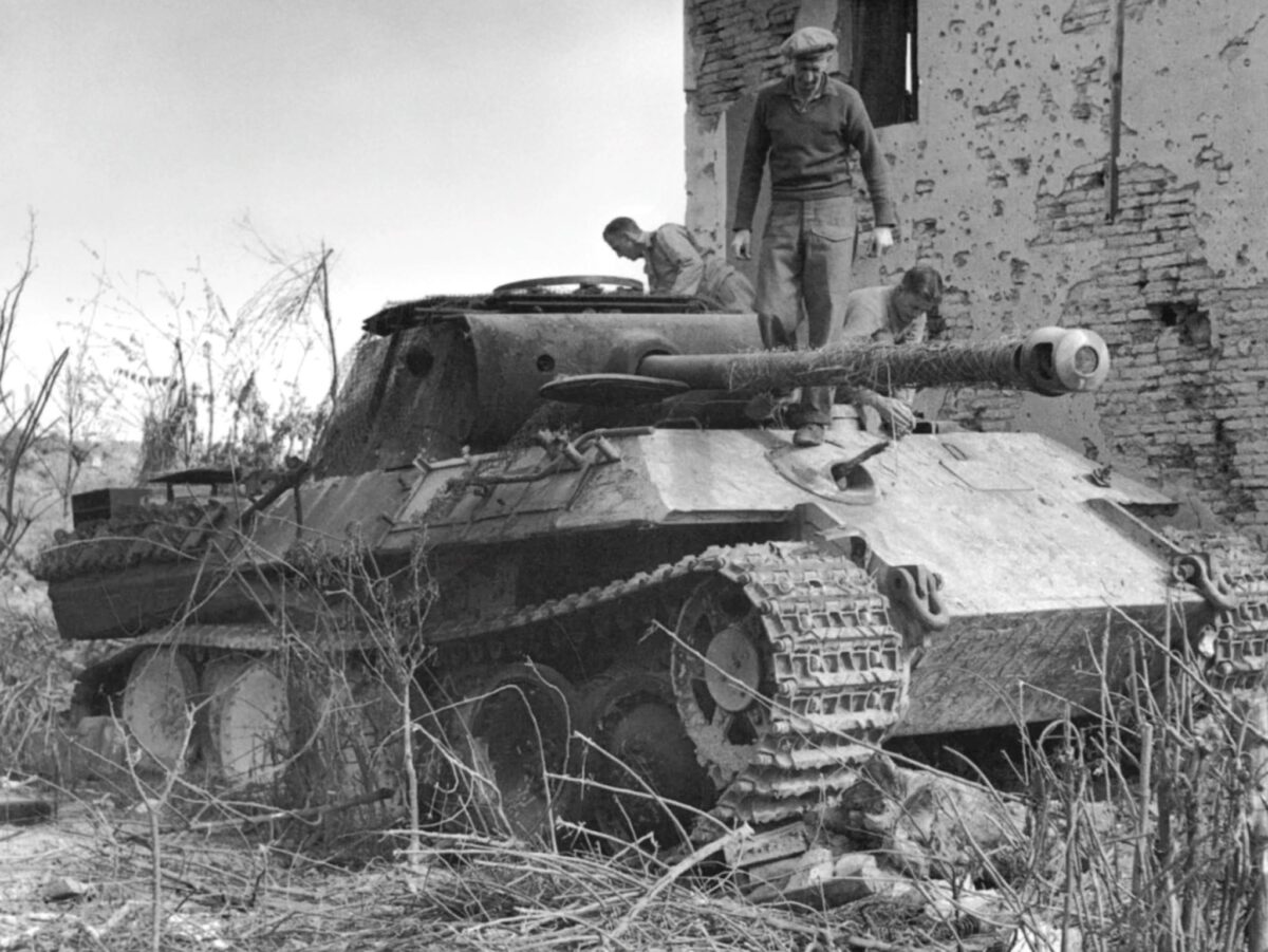Подбитый немецкий танк пантера