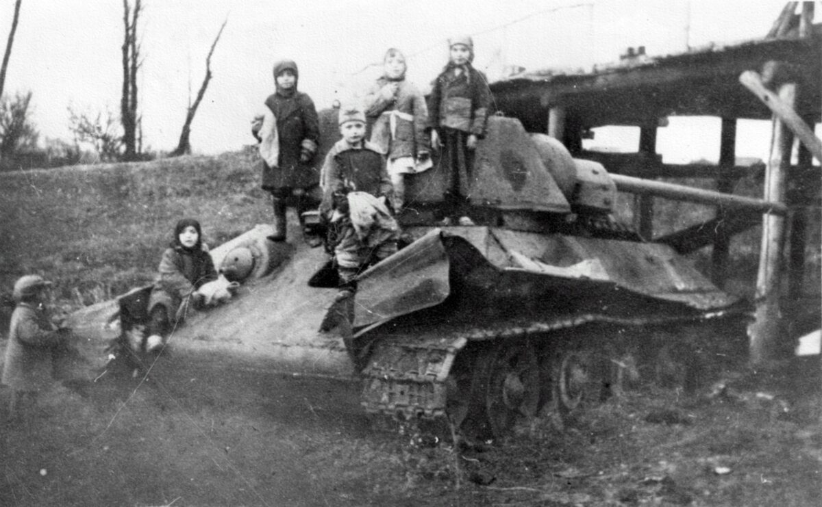 Russian children, T-34