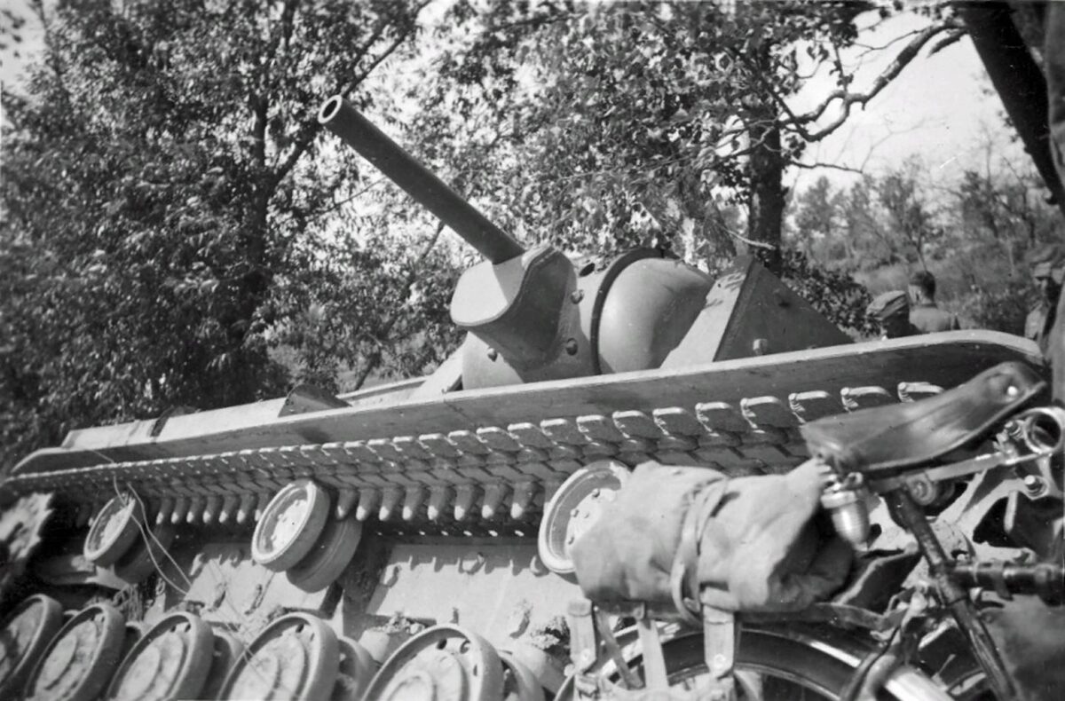 Танковый отряд. Кв 1 1941 года. Танк кв1 в годы войны. Военные фото танка кв 1.