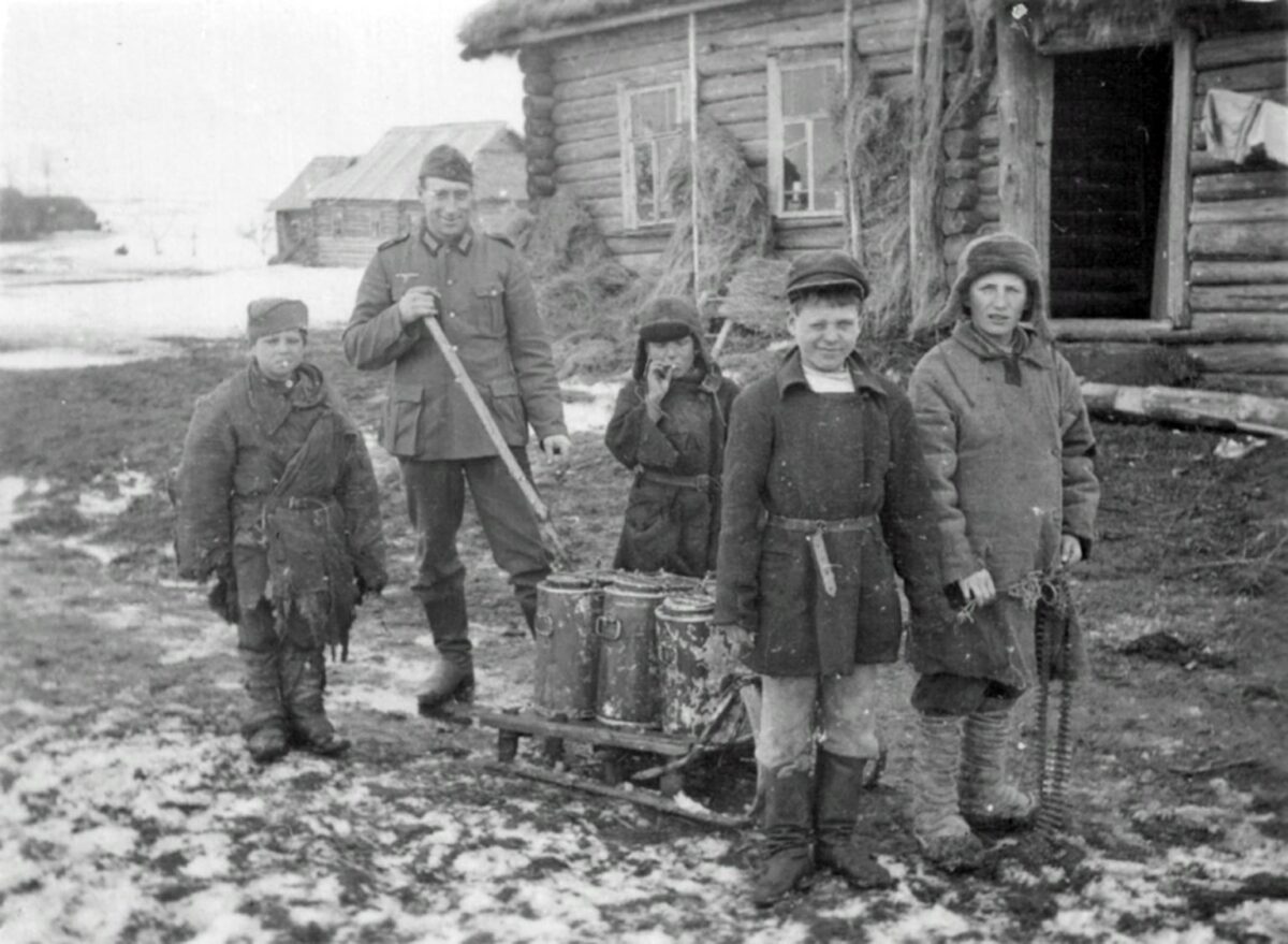 German soldier, Russian children