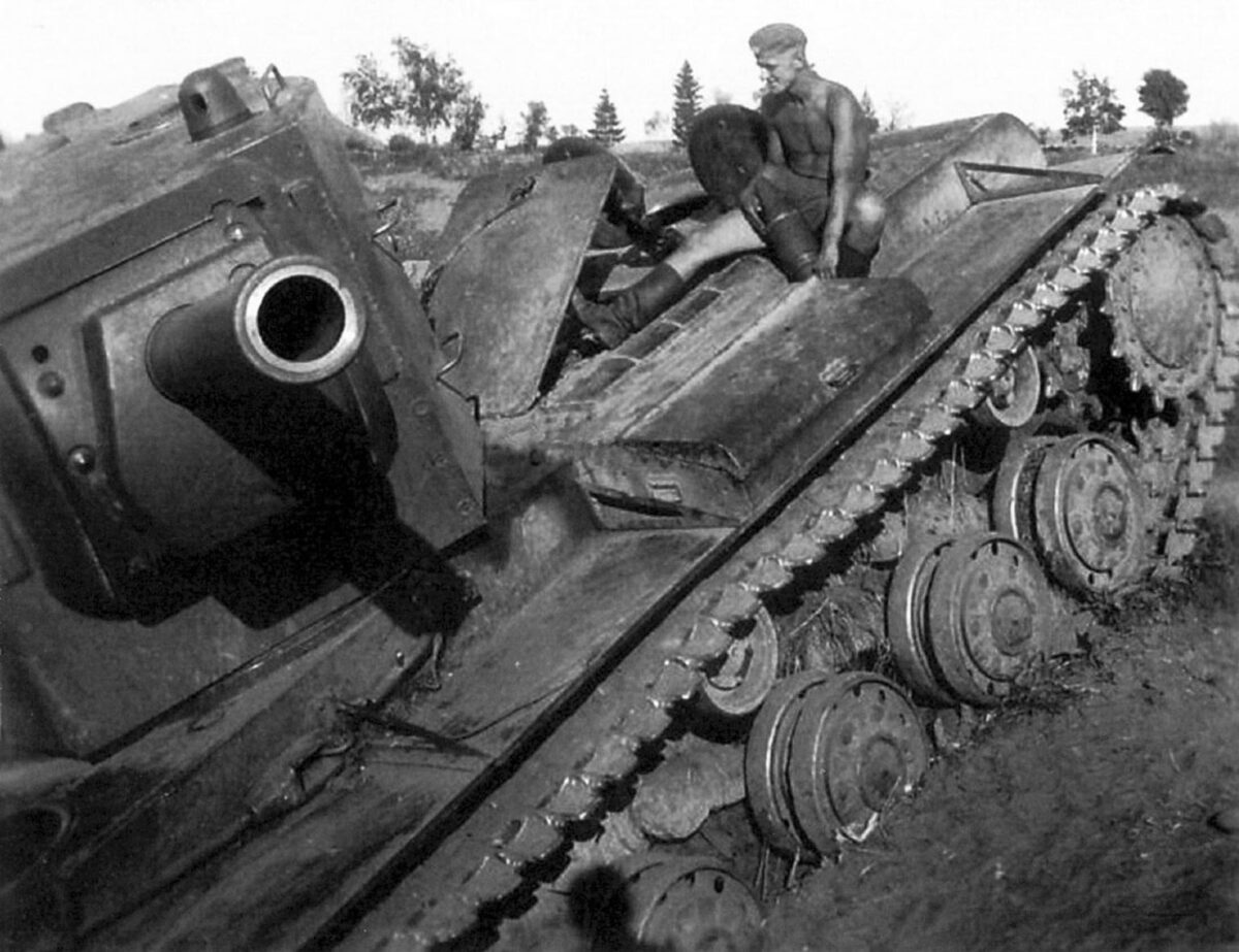 armor of the Soviet KV-2 tank