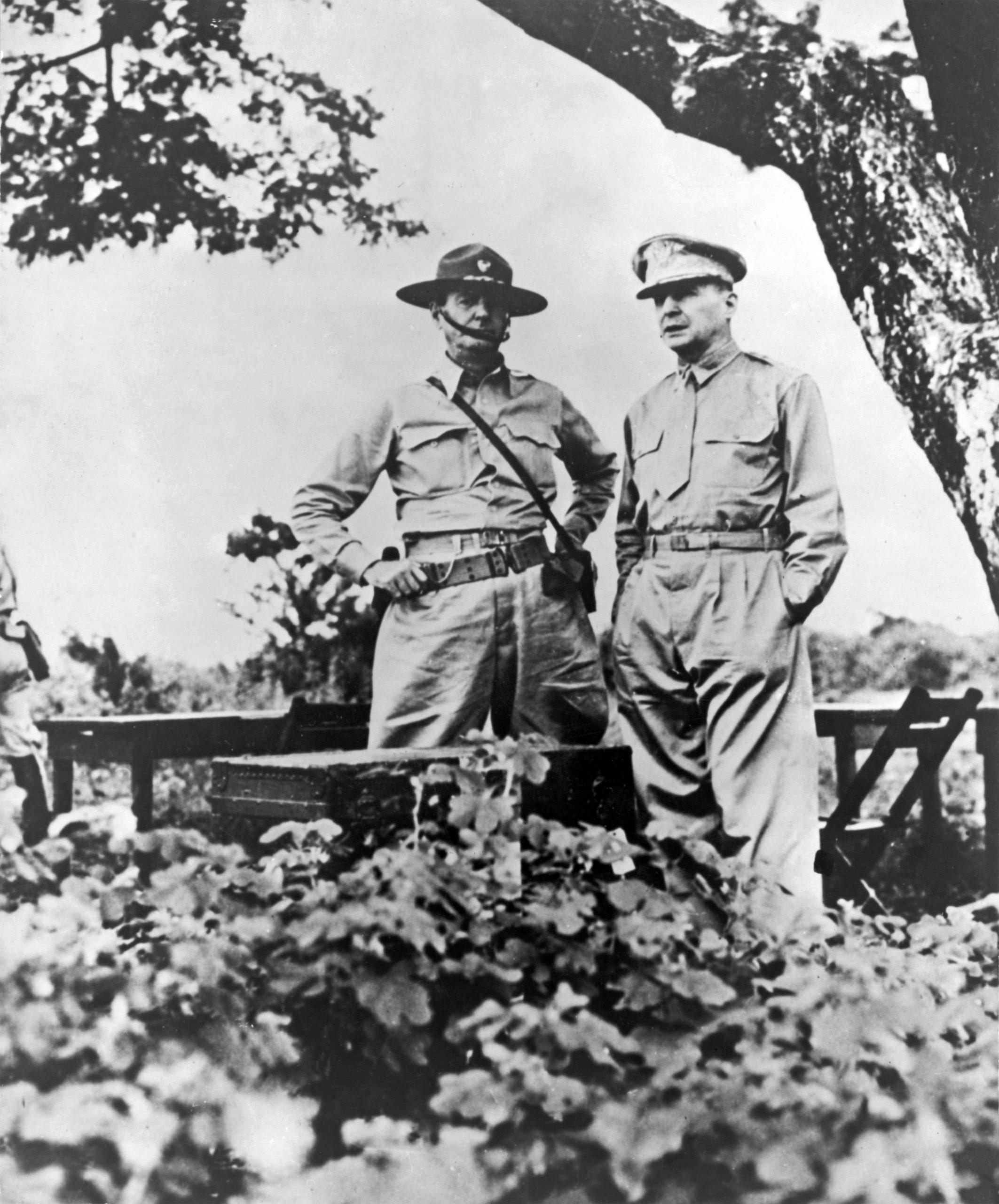 General Douglas MacArthur talks to General Jonathan Wainwright
