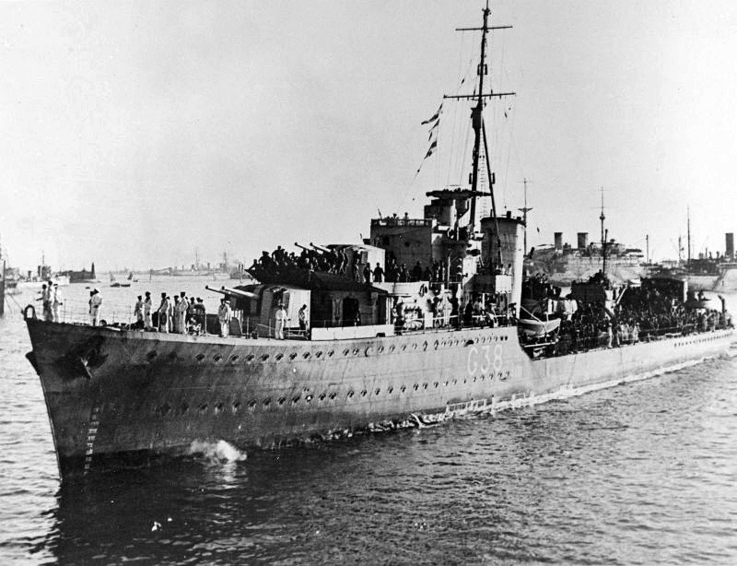Australian destroyer Nizam enters Alexandria