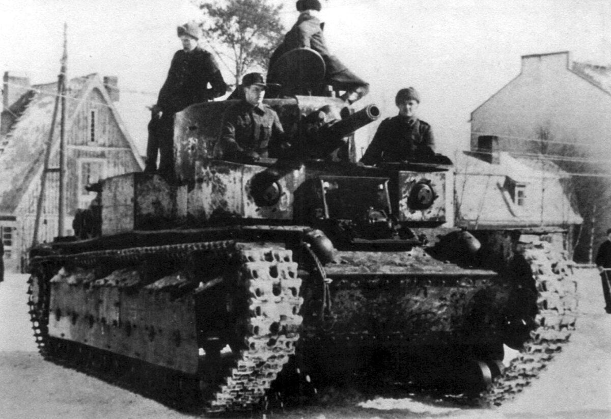 A captured Soviet T-28 tank repaired by Finnish mechanics