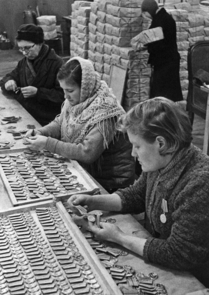 Production of medals For the Defense of Leningrad