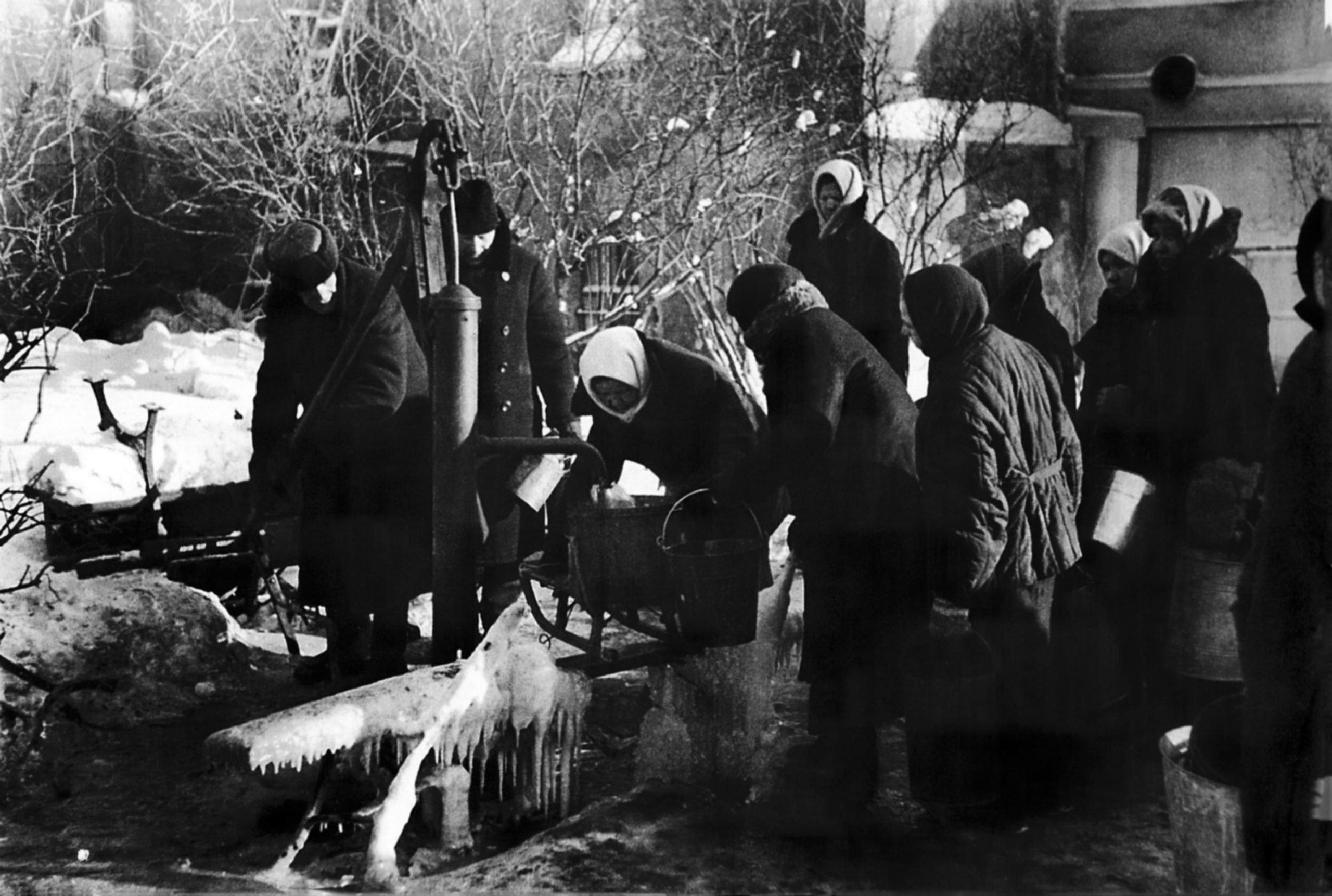 Блокада ленинграда страшные. Ленинградская блокада 1942.