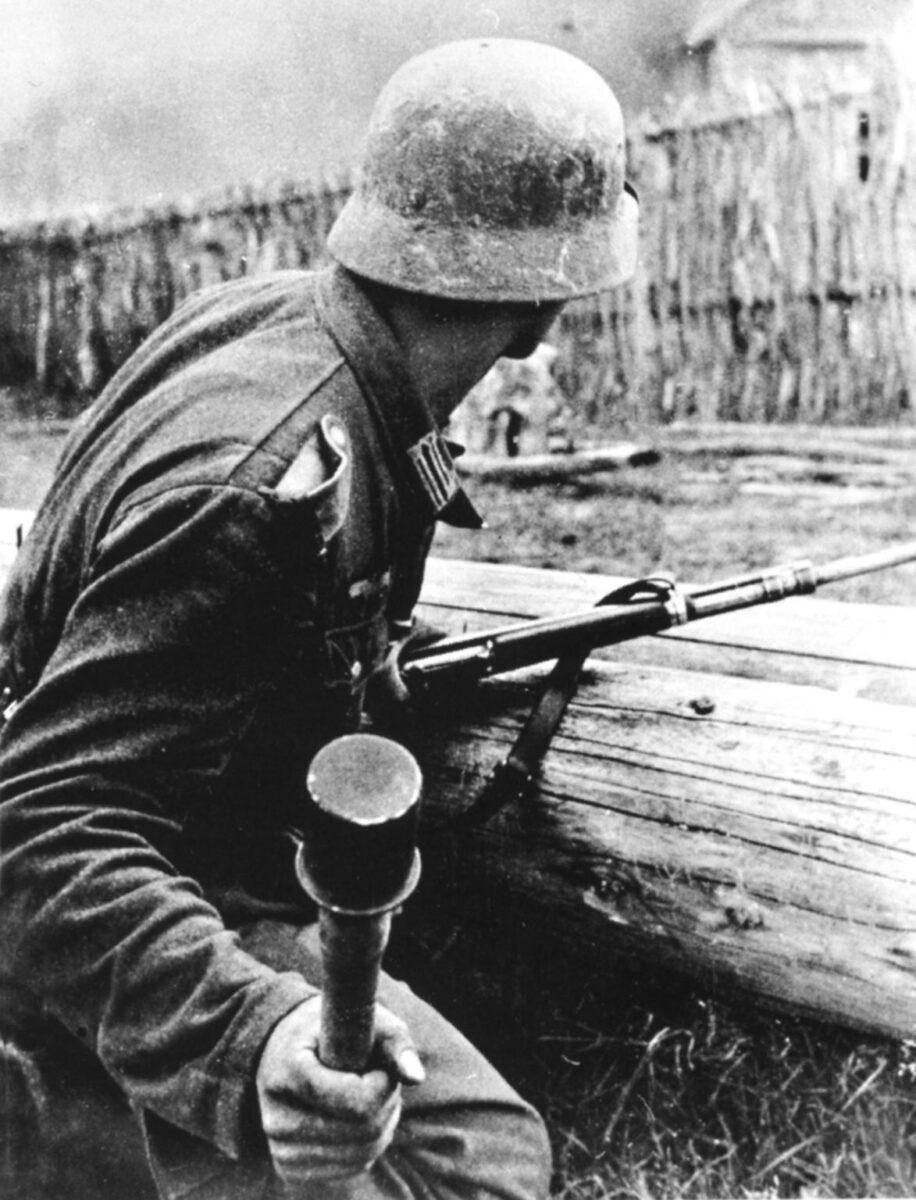 Солдат вермахта с гранатой