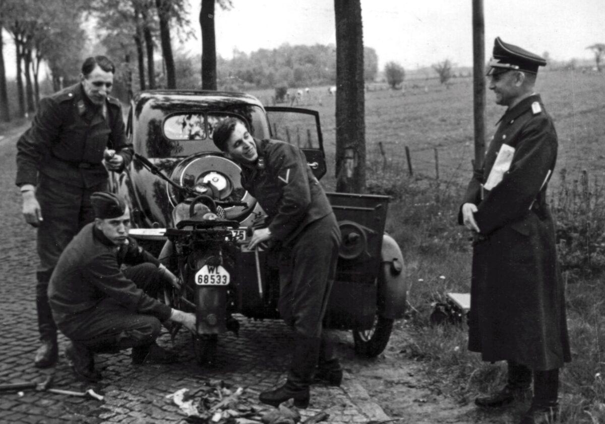 Немецкие солдаты в машине