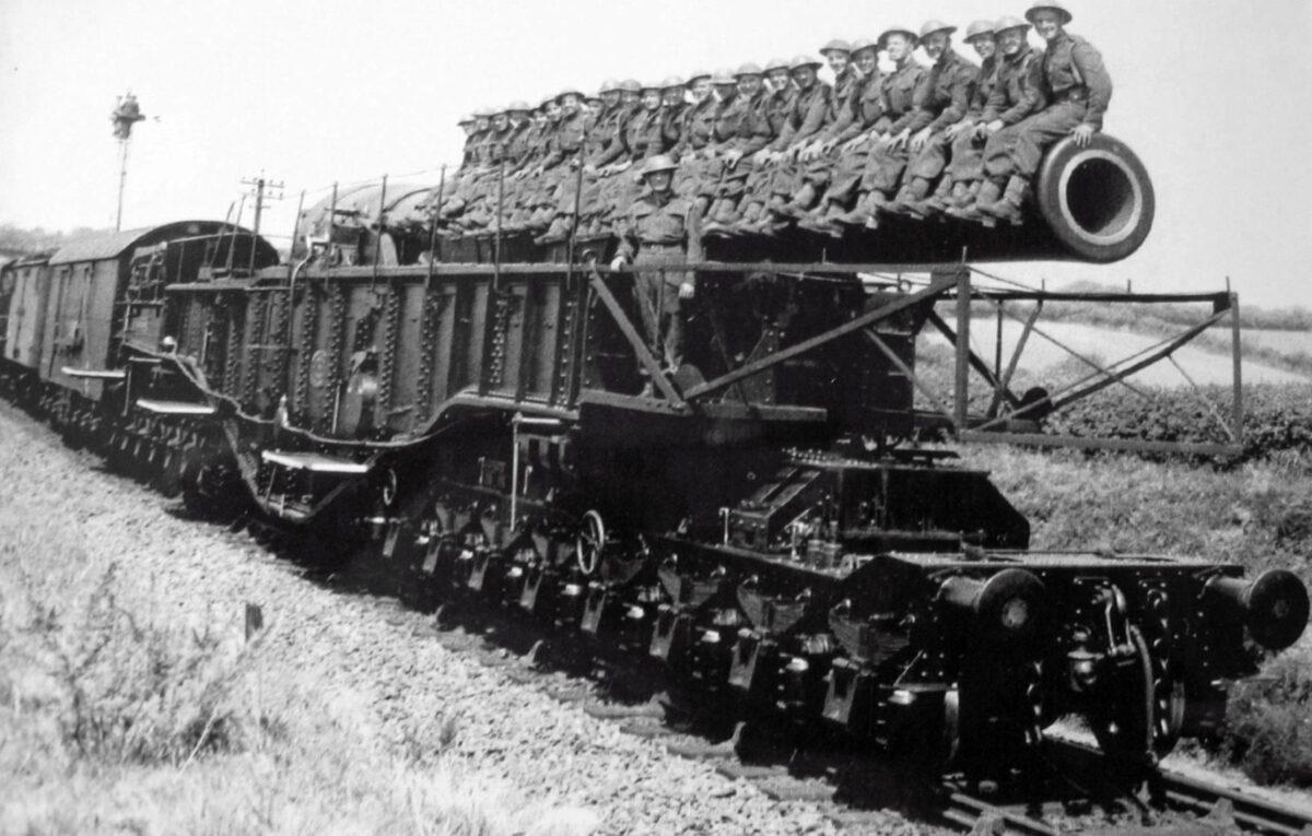 BL 18-inch railway howitzer crew