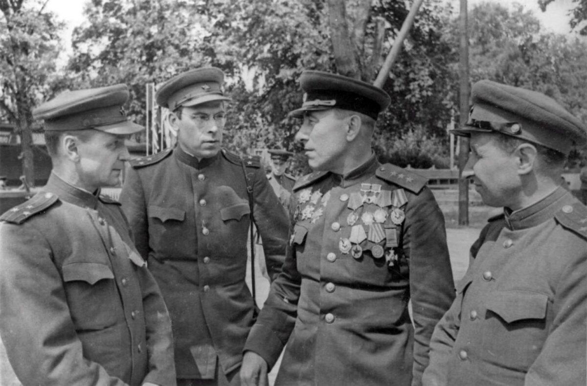 Командуя 1 м украинским фронтом. Катуков Маршал бронетанковых войск. Генерал Катуков. Катуков 1941.