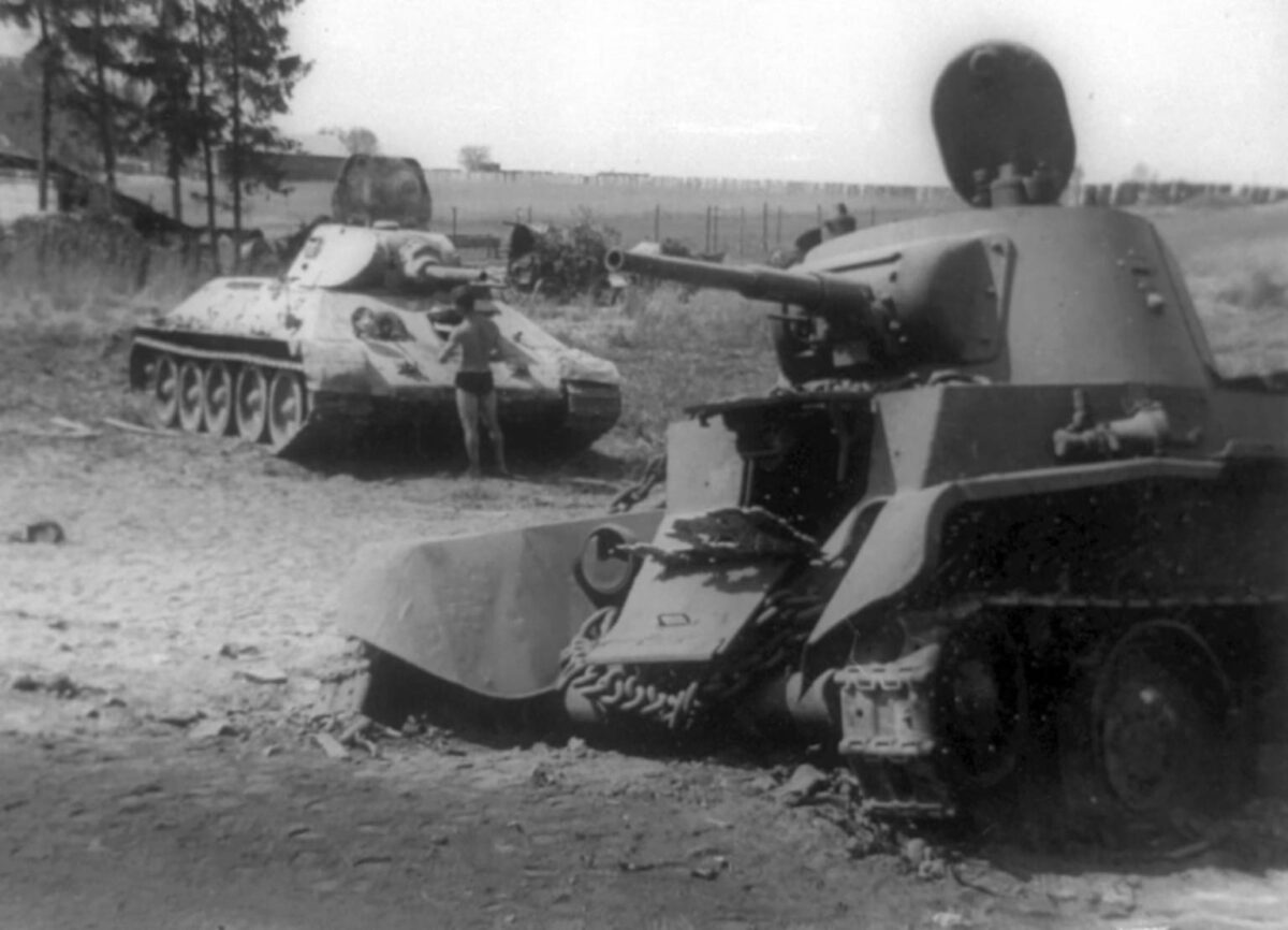 Какими были танки в начале. БТ 7 ВОВ. БТ-7 1941. Танки ВОВ бт7. Т-34 обр 1940.